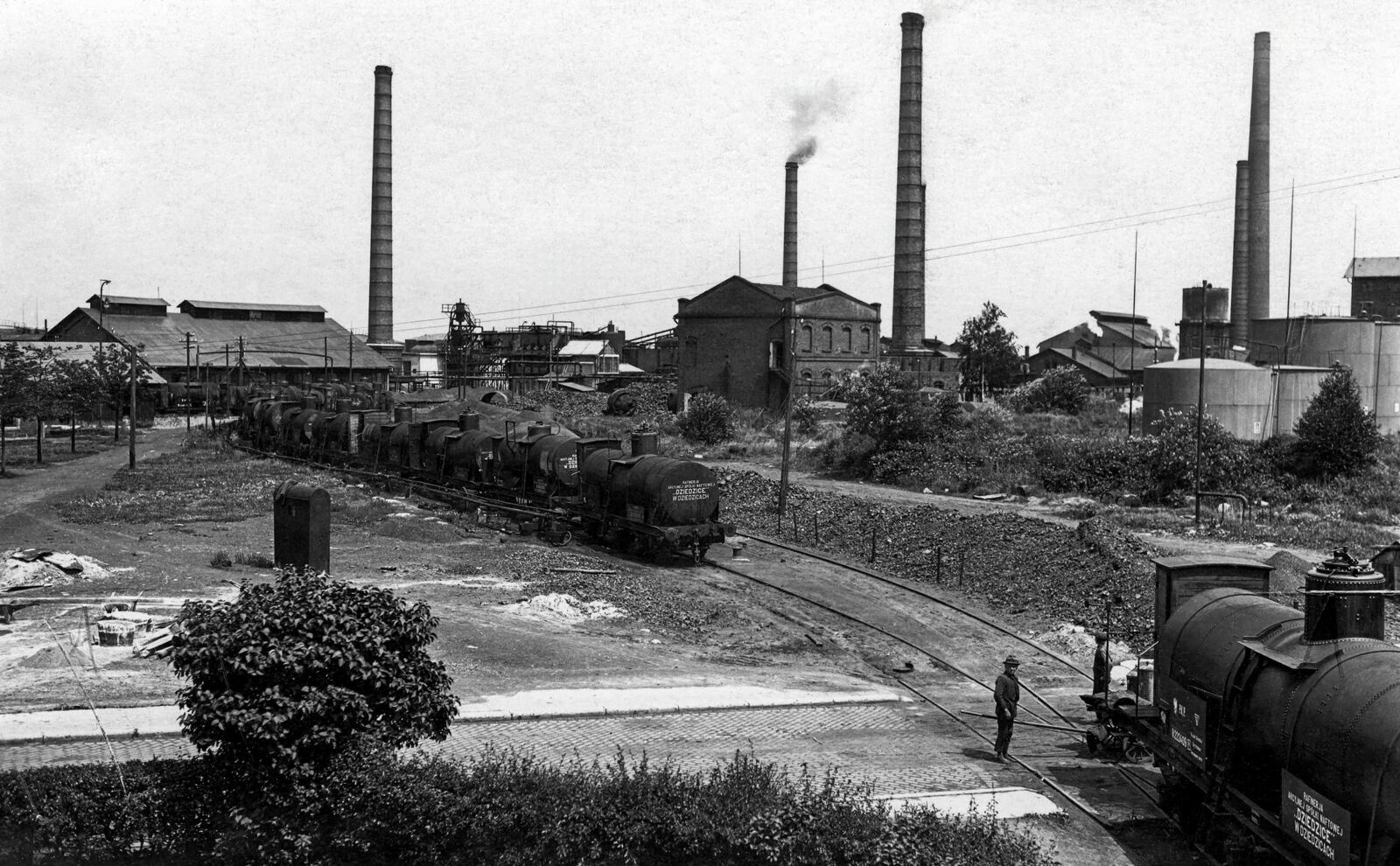 Rafineria nafty Vacuum Oil Company, widoczna bocznica kolejowa z cysternami, 1927–1928