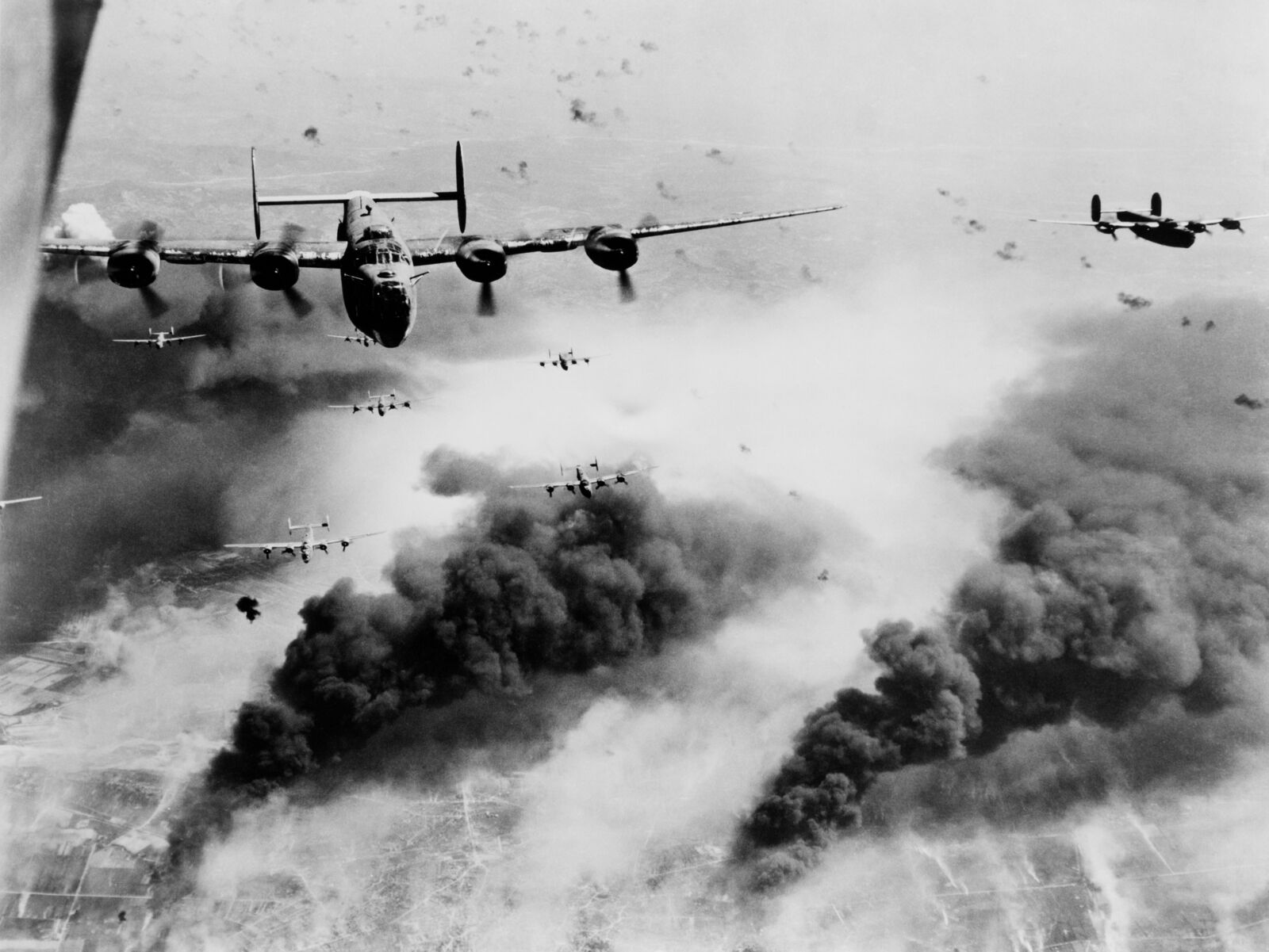 Consolidated B-24 Liberator (z ang. wyzwoliciel), amerykański ciężki samolot bombowy oraz dalekiego zasięgu samolot patrolowy