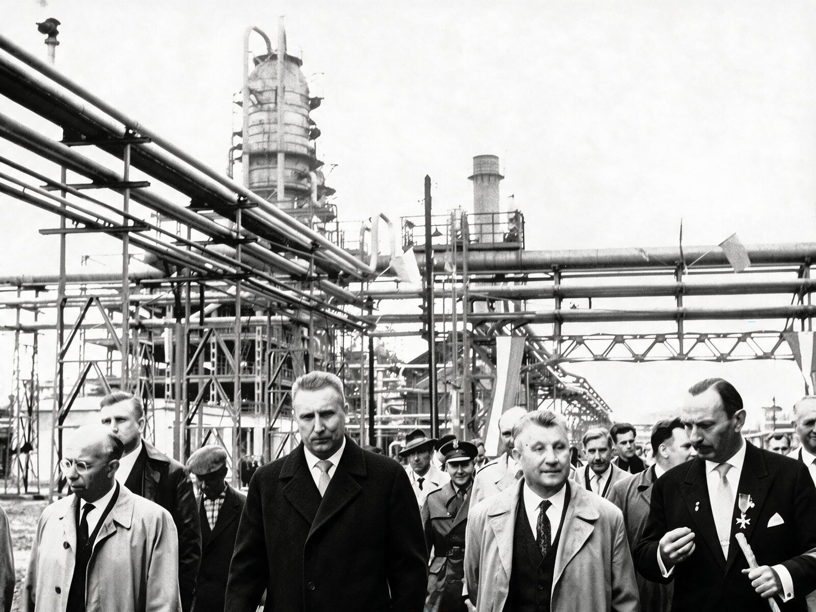 Otwarcie instalacji DRW-600, przedstawiciele Ministerstwa Przemysłu Chemicznego i ówczesnych władz wojewódzkich, drugi od lewej Edward Gierek, I sekretarz KW PZPR w Katowicach, po prawej dyrektor naczelny Rafinerii Nafty inżynier Karol Cichy, 1962