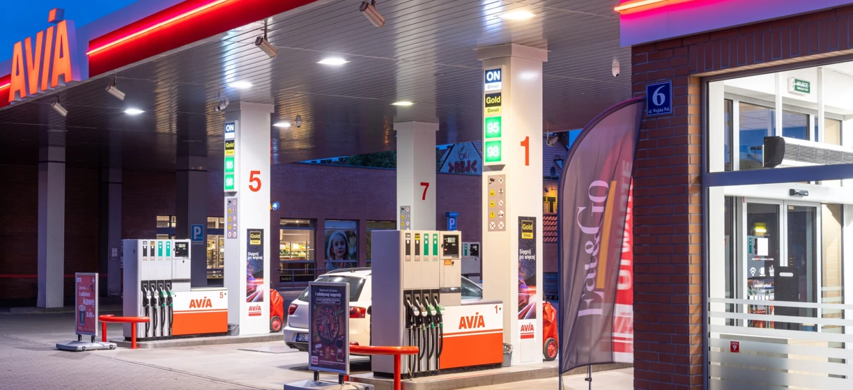 Znak stacji benzynowej Neon AVÍA z dystrybutorem paliwa i elektronicznym oznakowaniem z logo SD Eibar. Odwiedź Eat&Go na szybki postój!